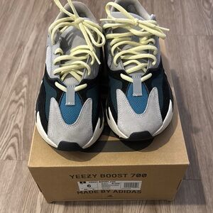 Adidas Yeezy Boost 700